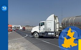 un tráiler atravesado en una carretera