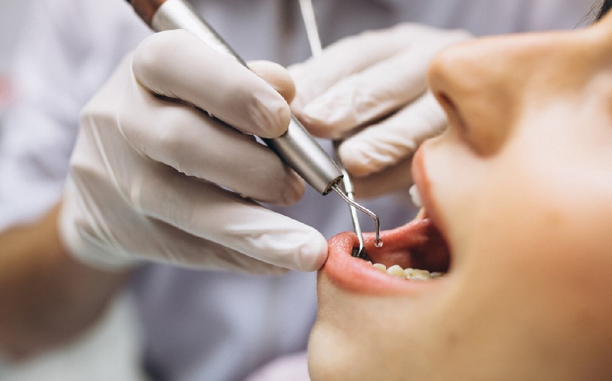 Dentista atendiendo a paciente / Freepik
