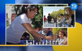 mujeres jugando ajedrez