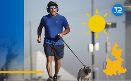 un hombre corriendo con su perro