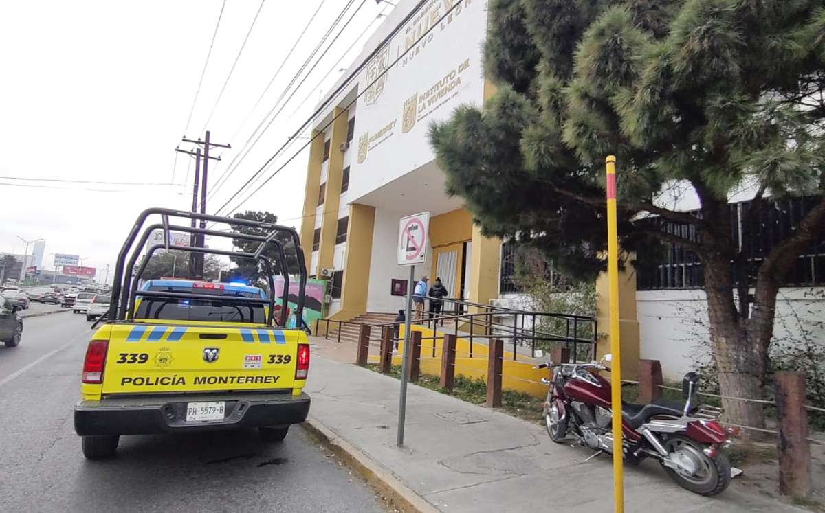 Los agentes que acudieron a realizar las investigaciones revisan también las grabaciones del sistema de monitoreo. | Agustín Martínez