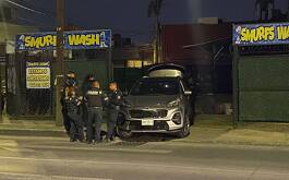 policías de puebla en un autolavado