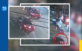 un auto transita por un bulevar