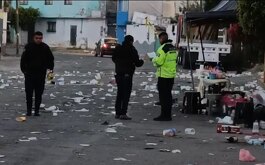 policías resguardan una escena del crimen en una calle