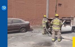 El conductor de una camioneta fue sorprendido por las llamas que se generaron en el motor de su camioneta cuando iba manejando por la calzada Abastos