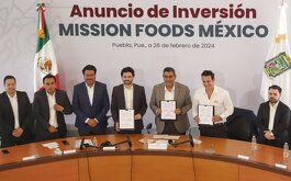empresarios y políticos en la firma de una inversión