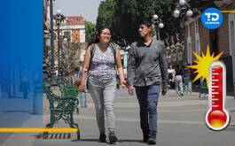 personas caminando en un día soleado