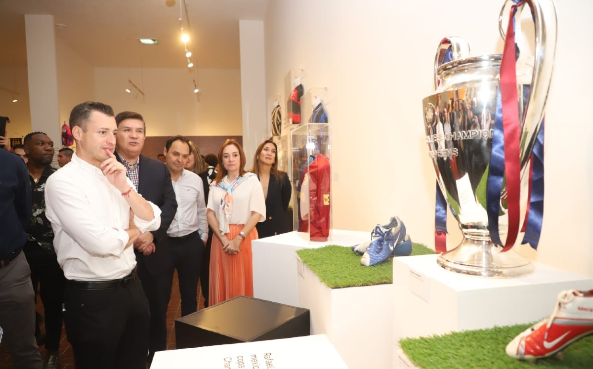 Presentan exposición 'El futbol como deporte'