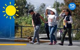 personas paseando con un perro en un día soleado