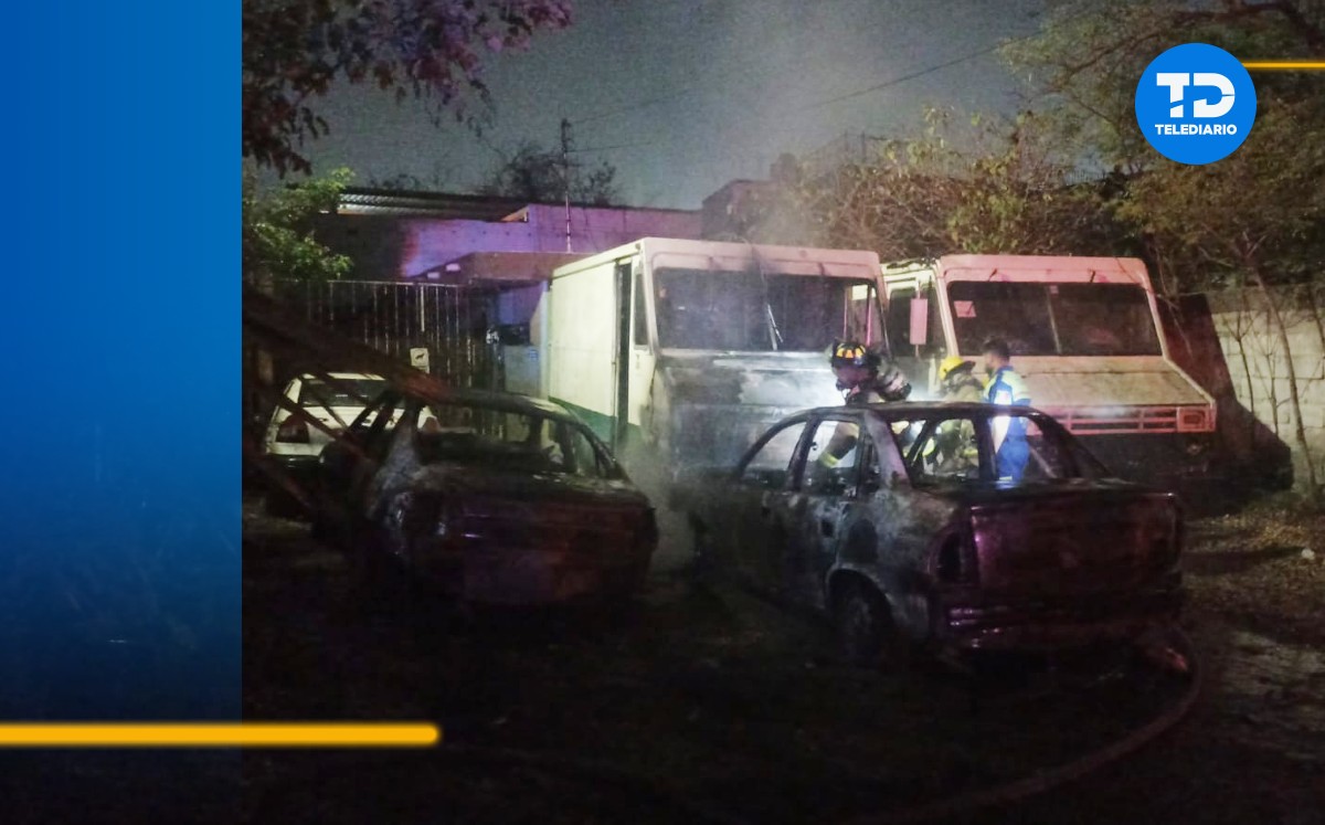 Incendio de cuatro vehículos en la colonia Azteca en San Nicolás. | Cortesía