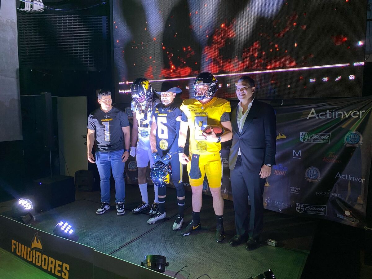 Fundidores de Monterrey en su presentación de la nueva vestimenta. / Erick González