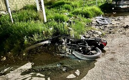 Un fuerte accidente entre un vehículo y una motocicleta en la colonia Sol de Oriente de Torreón dejó como saldo una menor severamente lesionada.