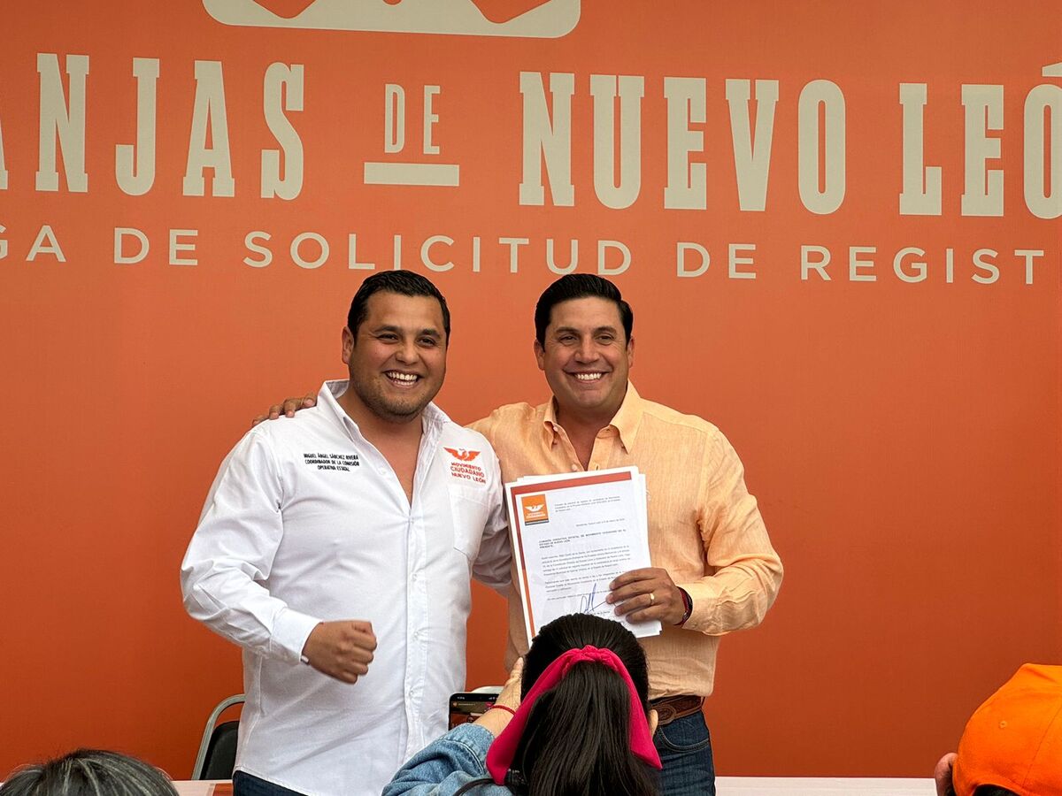 En la sede estatal de MC en la colonia Obispado, Caballero formalizó esta tarde su aspiración con el partido naranja. / Marcela Cuevas