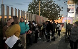 Derechohabientes del IMSS permanecen horas formados al exterior de la clínica 16 para poder acceder a una consulta con el médico familiar.