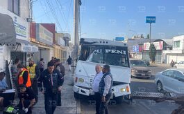 Una unidad de la Ruta 44 fue impactada por un tráiler en la 24 Sur de Puebla.