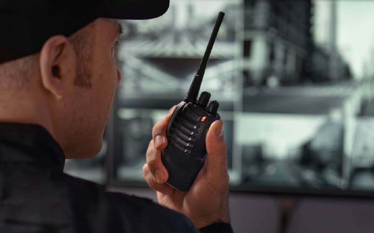 Guardia de seguridad con un radio / Freepik