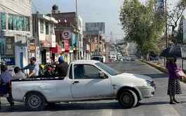 personas bloquean una calle