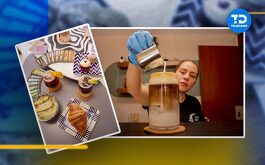 una mujer sirve un café