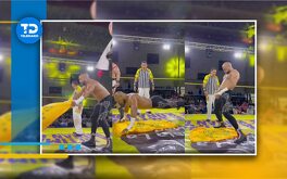Luchador hace gesto ofensivo con la bandera de Tigres