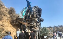 Paramédicos dieron primeros auxilios a los pasajeros en el lugar, sin embargo, cuatro de ellos murieron por el impacto.