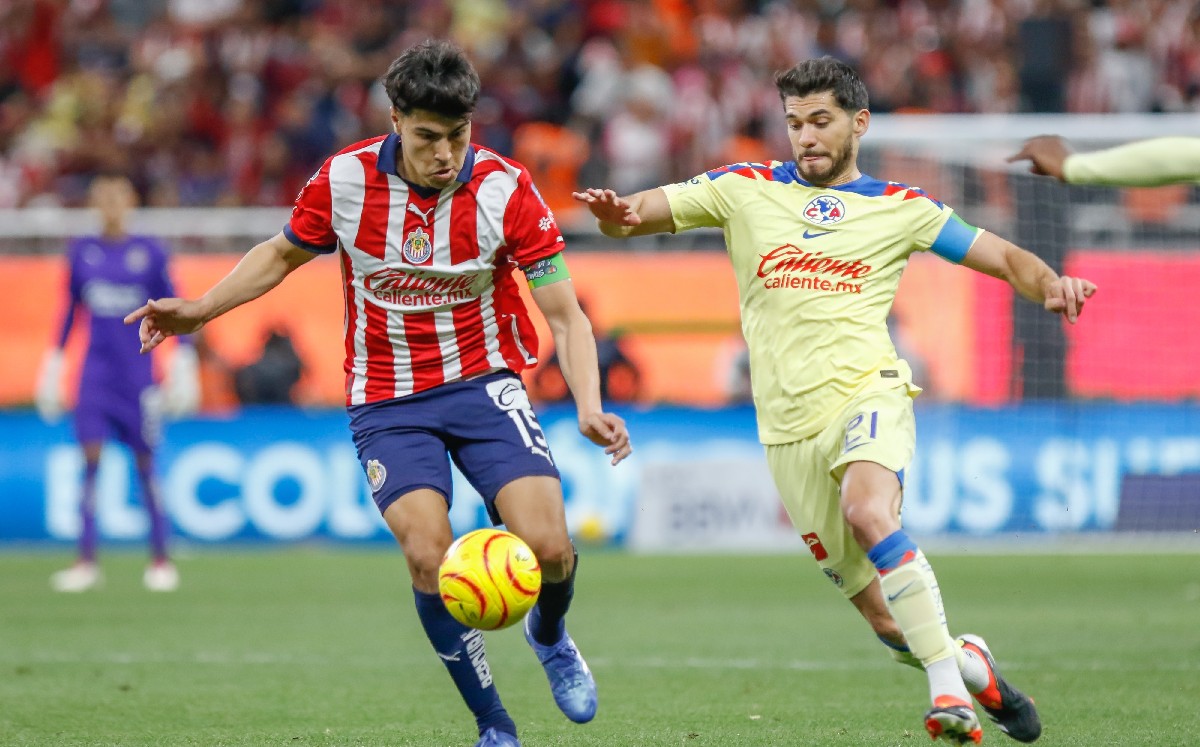 Henry Martín disputando un balón en partido contra Chivas / Mexsport