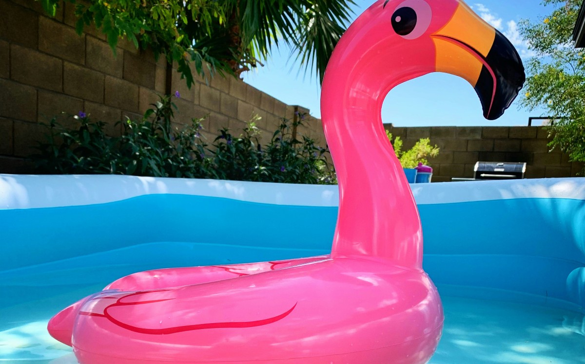 Alberca inflable en un patio /Unsplash