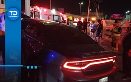 Durante la madrugada de este viernes, un hombre que conducía bajo los efectos del alcohol terminó chocando contra dos postes de concreto