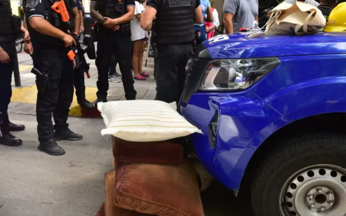 Policías que aseguraron las almohadas que fueron arrojadas al suelo / Especial