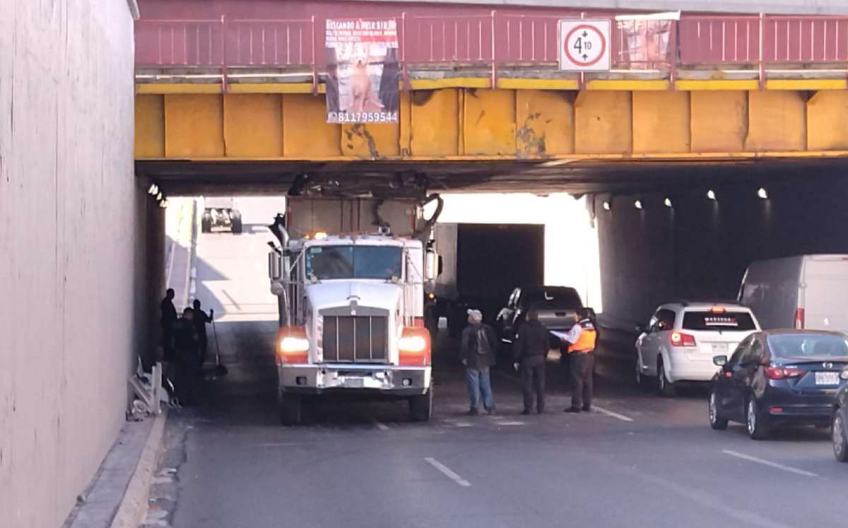 Tráiler atorado en la avenida Alfonso Reyes. | Sandra González