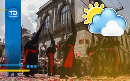 personas encapuchadas participan en una procesión