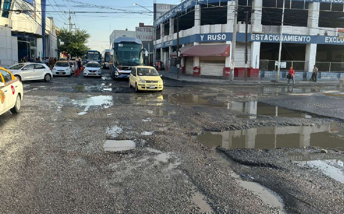 Calles en malas condiciones en los alrededores de la Central de Autobuses de Monterrey. | Pedro Delgado