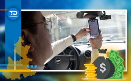 un conductor de taxi usa su celular