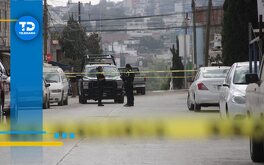 policías acordonan una calle donde ocurrió un asesinato