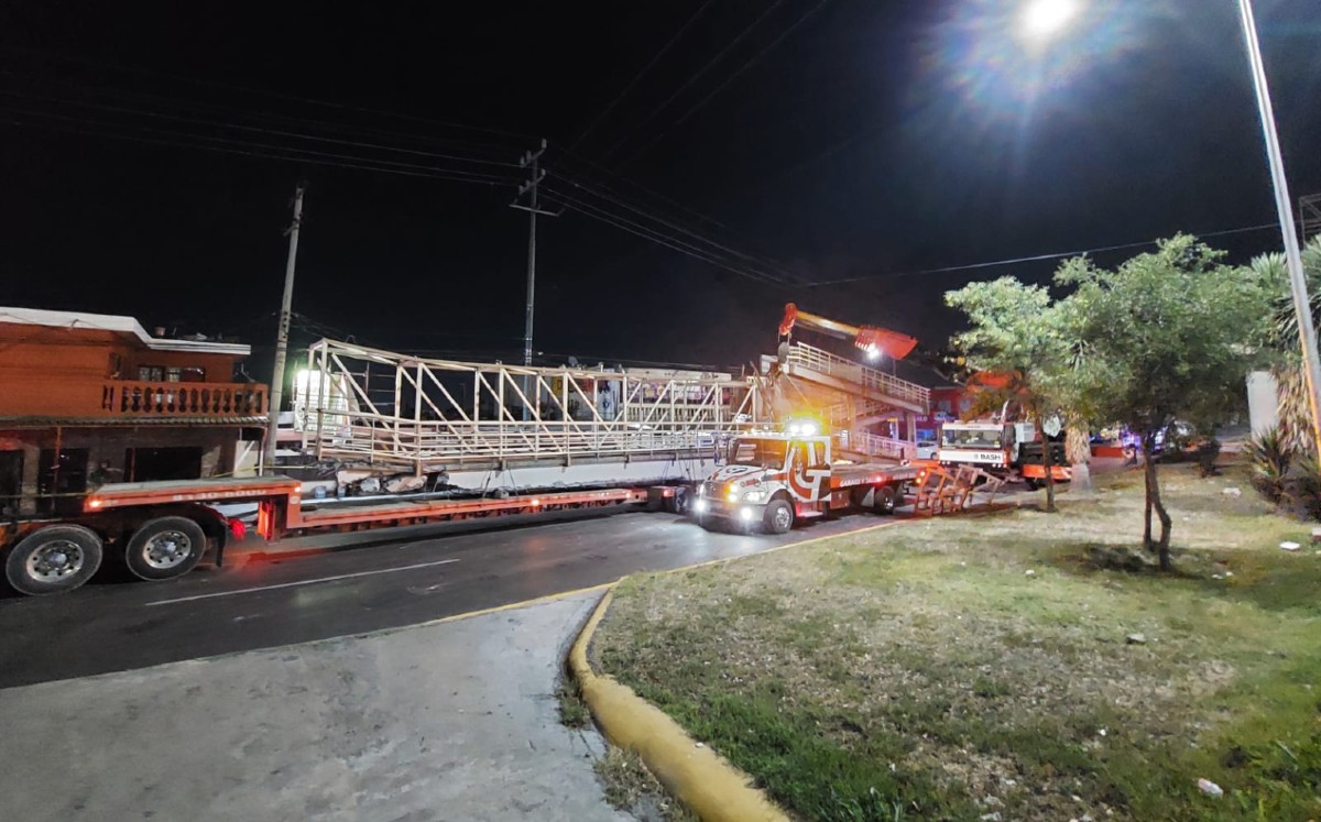 Realizan trabajos para retirar puente peatonal que fue derribado en San Nicolás. | Leyda Estrada