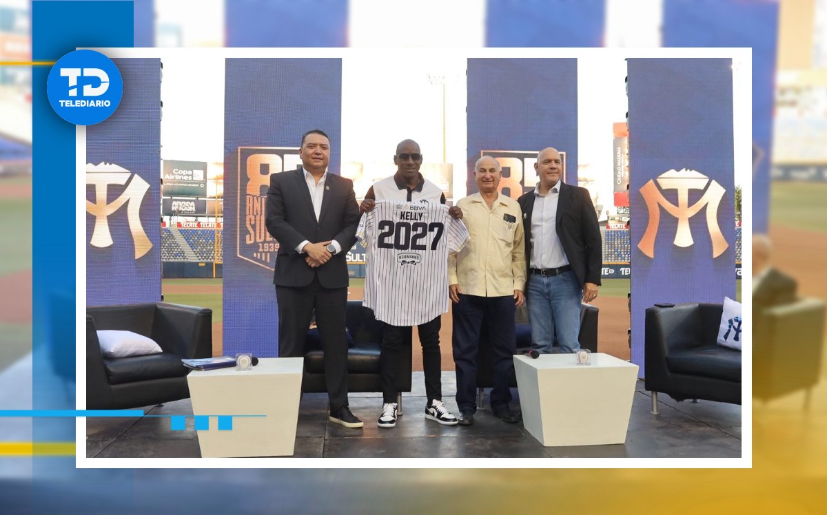 Roberto Kelly, manager de Sultanes de Monterrey en su extensión de contrato con los Fantasmas Grises. / Roberto Alanís