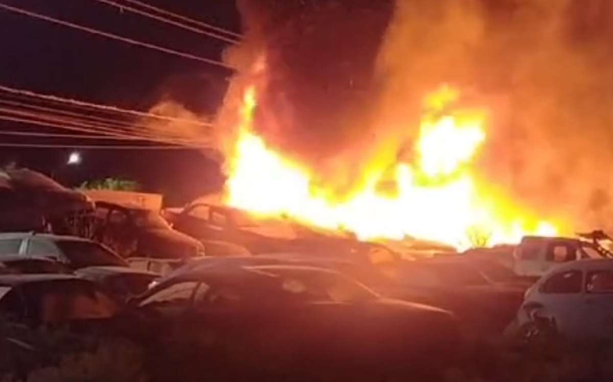 Incendio en corralón en El Carmen, Nuevo León. | Leyda Estrada