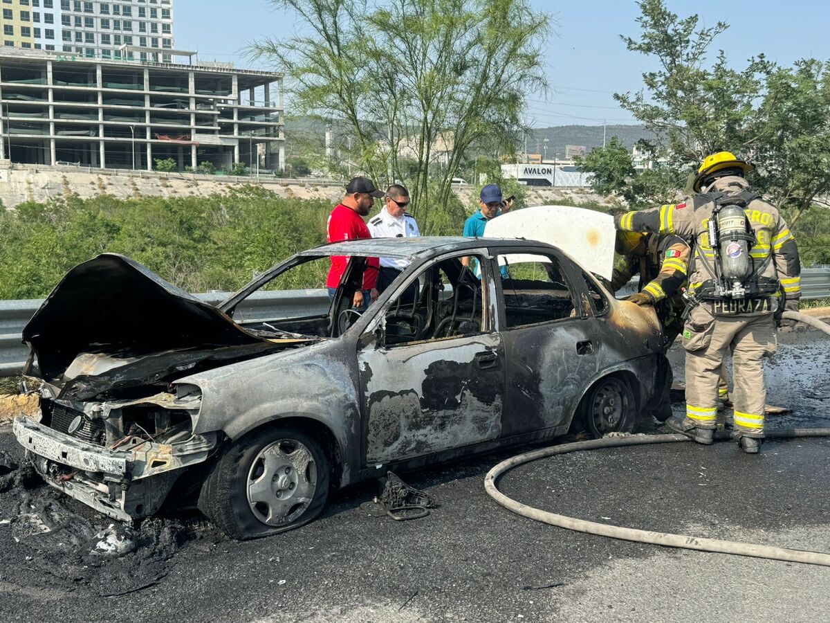 Se incendia vehículo en avenida Morones Prieto / Marcela Cuevas