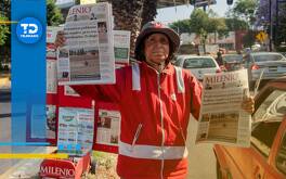 una mujer vendiendo periódicos