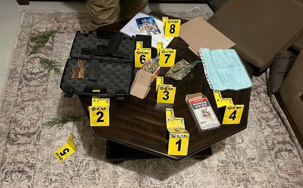Las autoridades aseguraron un arma corta y cartuchos durante la incursión. | Cortesía
