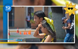 Personas caminando bajo el sol en la ciudad de Puebla.