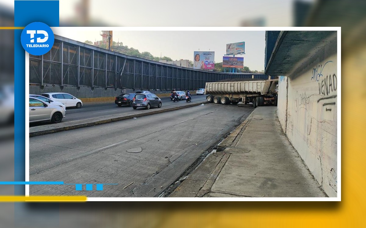 El tráiler se paralizó y ya no pudo subir la pendiente, quedando a medio camino / @luismiguelIbaraa