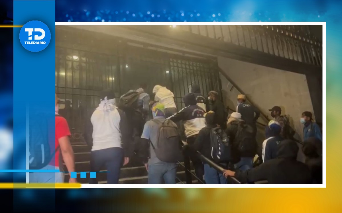Los normalistas buscan ingresar a las instalaciones de la Segob la noche de este 30 de abril
