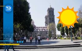 personas caminan por el zócalo de puebla