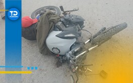 Joven motociclista resulta con conmoción cerebral tras impactarse contra camión que no respetó el alto