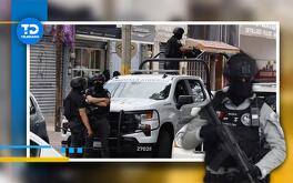 policías vigilan y policías arriba de una patrulla