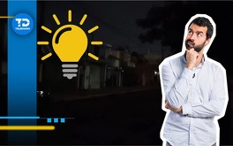 una calle oscura y una persona