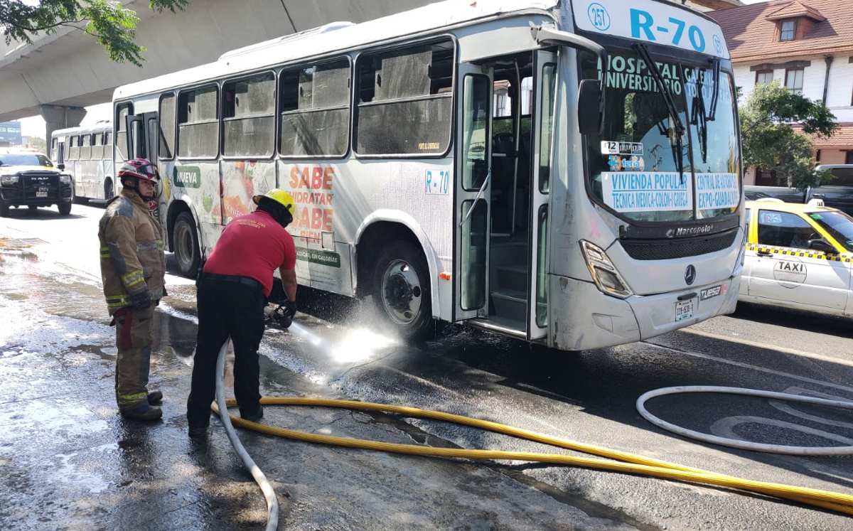 Un camión de ruta urbana derramó combustible en calles del Centro de Monterrey. | Agustín Martínez