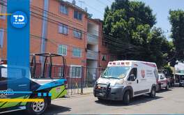 una patrulla y una ambulancia enfrente de un edificio