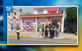 personas se manifiestan afuera de una escuela