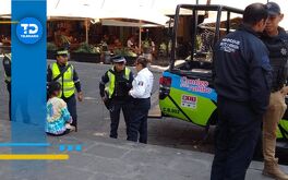 policías auxilian a una niña perdida